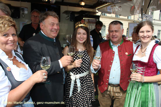 Landesb&auml;uerin Anneliese G&ouml;ller, Landwirtschaftsminister Helmut Brunner, Weiprinzessin Miriam Kahl, Bauernpr&auml;sident Walter Heidl, die Bayerische Milchprinzessin Eva-Maria B&auml;uml (&copy;Foto: Martin Schmitz)